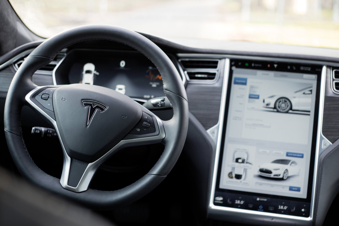 Where did a Tesla in Full Self-Driving mode almost run into a train? - Vimarsana News